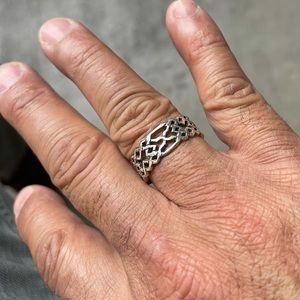 Unique design, solid starling silver ring .. new with no tag